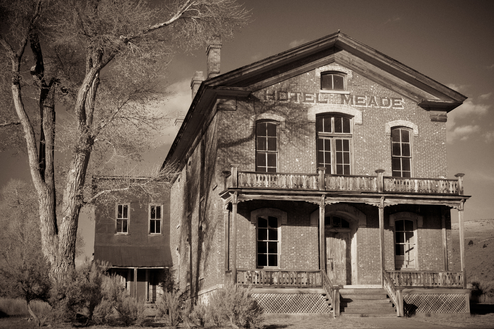 Social needs interactive content to prevent community ghost towns